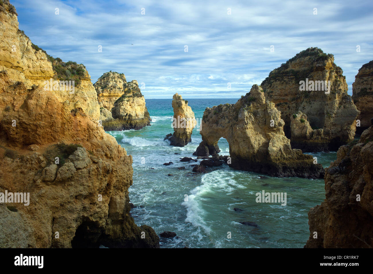 Famosa costa rocciosa, Ponta da Piedade, misericordia punto, Lagos, regione di Algarve, Portogallo, Europa Foto Stock