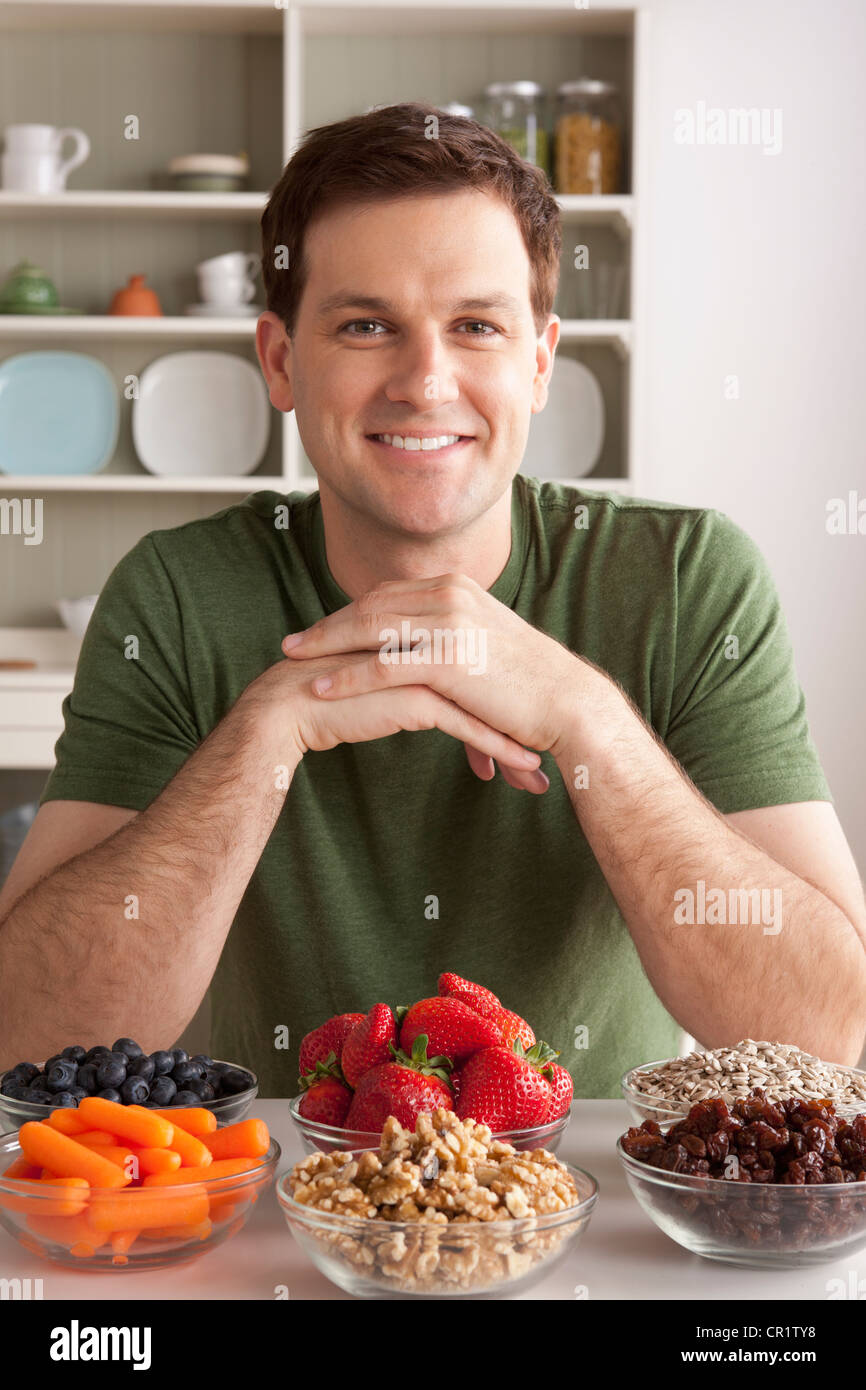 Stati Uniti, California, Los Angeles, Ritratto di metà uomo adulto con sani frutti Foto Stock
