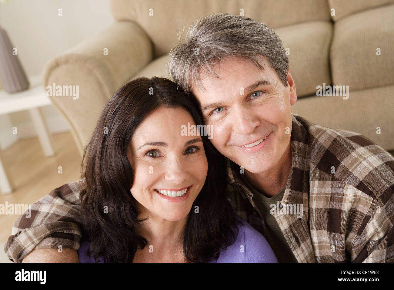 Stati Uniti, California, Los Angeles, Ritratto di Coppia matura a casa Foto Stock