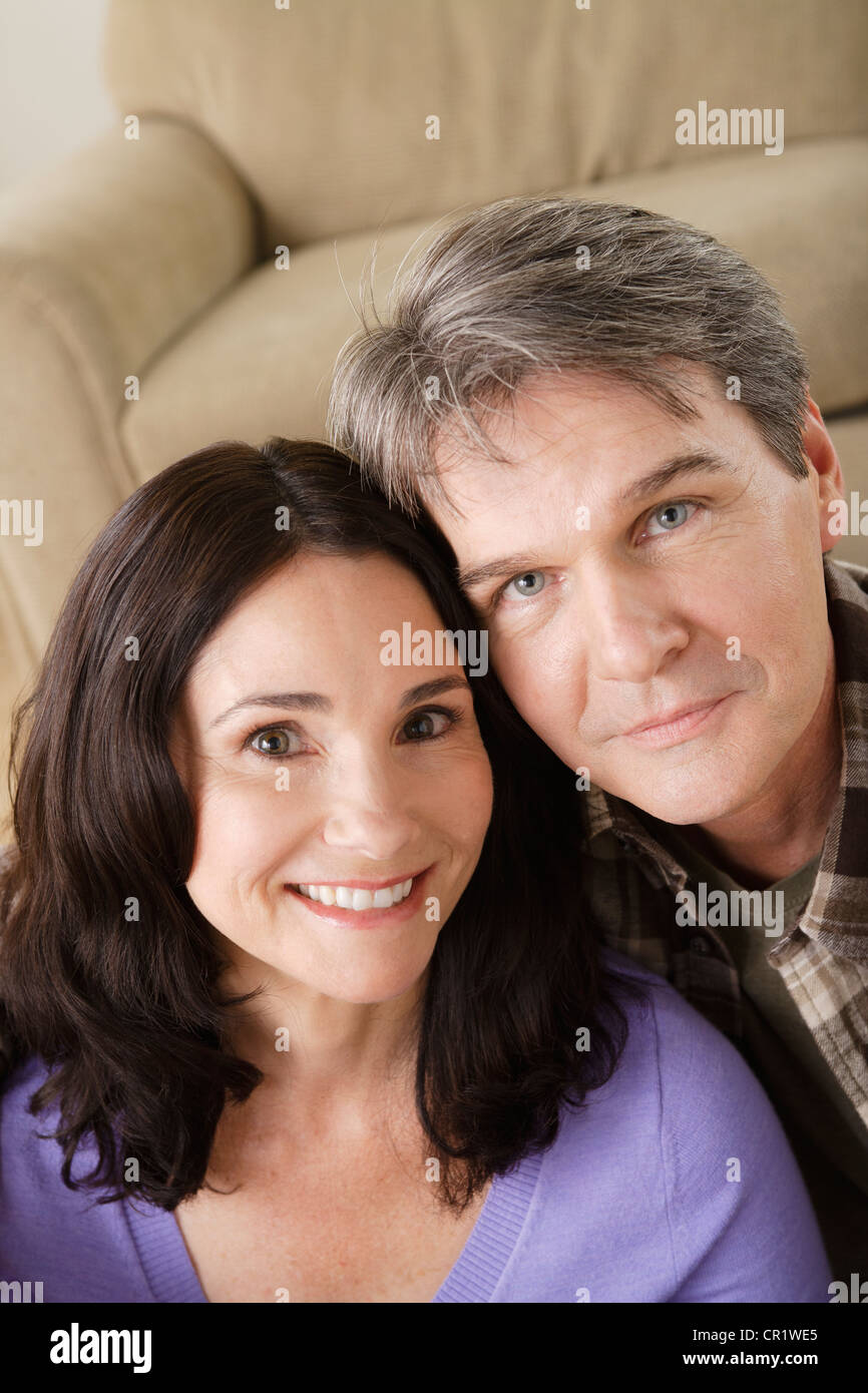 Stati Uniti, California, Los Angeles, Ritratto di Coppia matura a casa Foto Stock