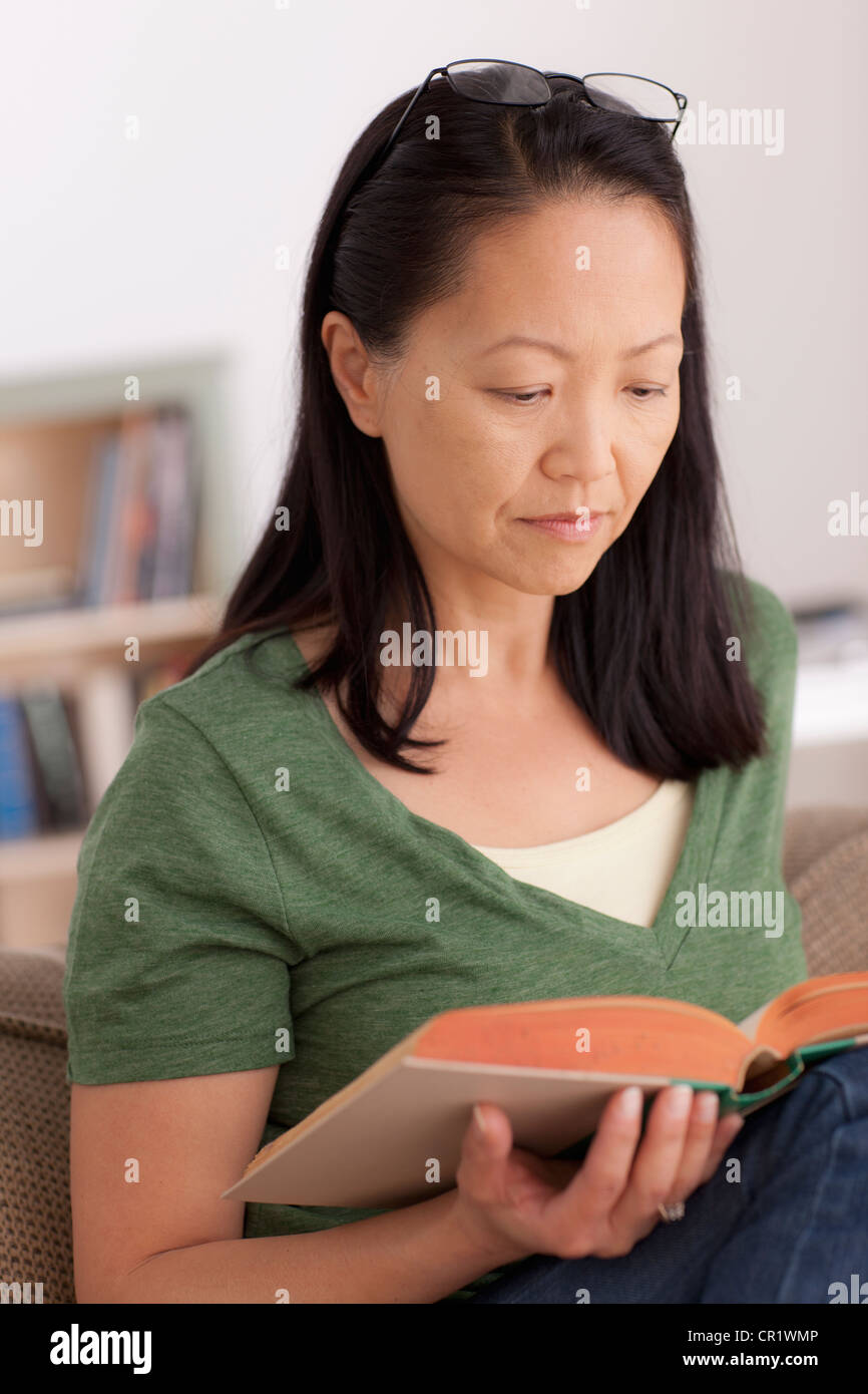 Stati Uniti, California, Los Angeles, ritratto di donna libro di lettura Foto Stock