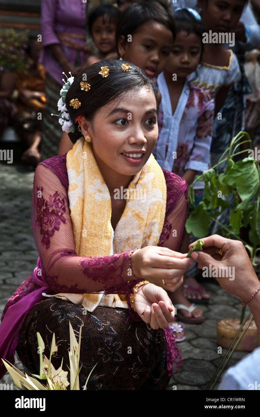 Sposa fa un piccolo regalo per suo marito Foto Stock