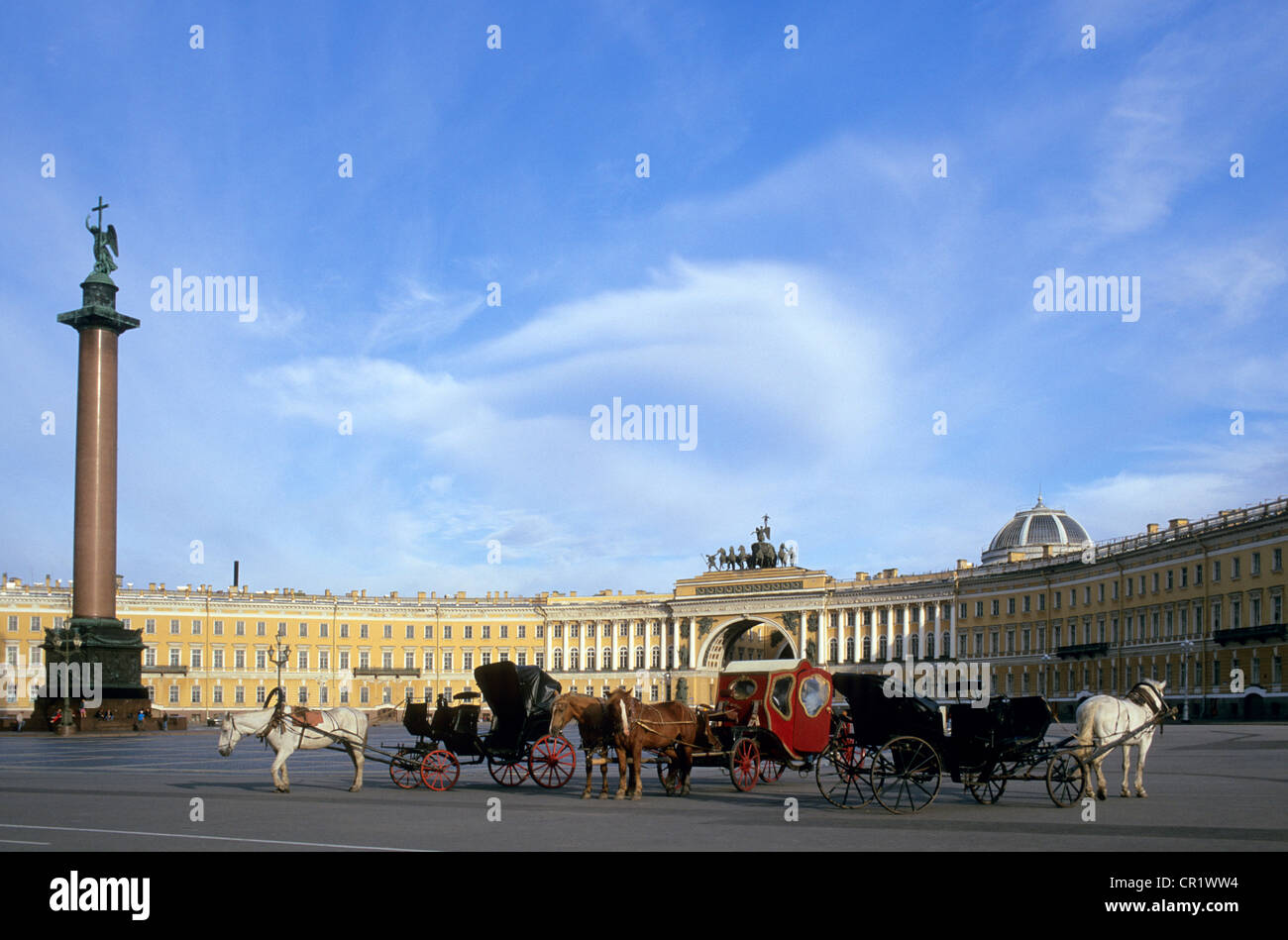 Russie, San Pietroburgo, patrimonio mondiale dell UNESCO, Dvortsovaya piazza (Piazza del Palazzo), la colonna di Alexander e a cavallo Foto Stock