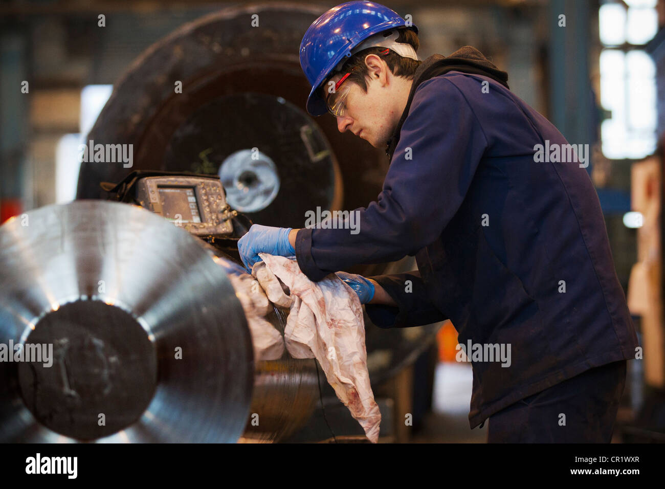 Pulizia del lavoratore metallo nella fucina di acciaio Foto Stock