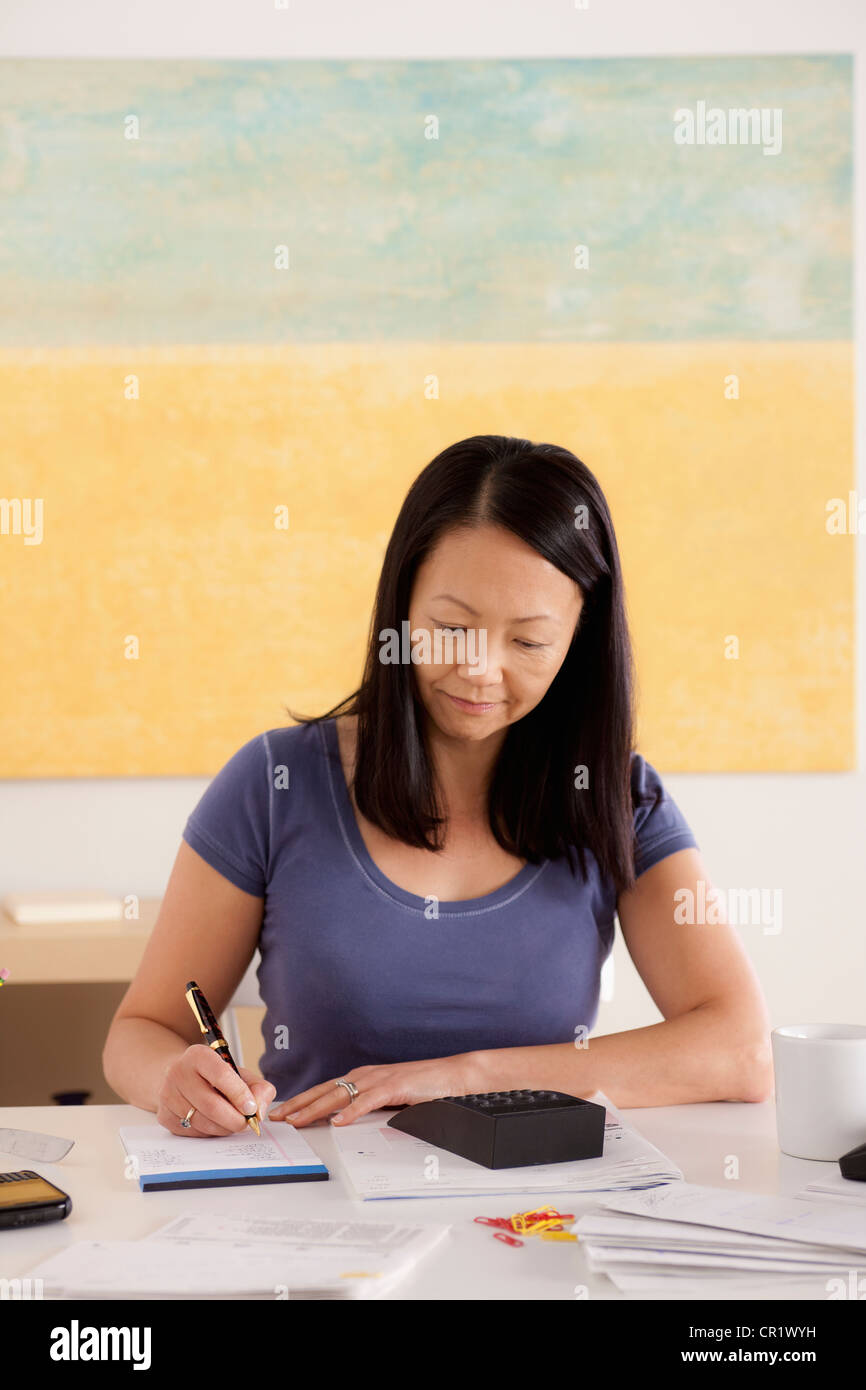Stati Uniti, California, Los Angeles, Donna facendo di documenti cartacei Foto Stock