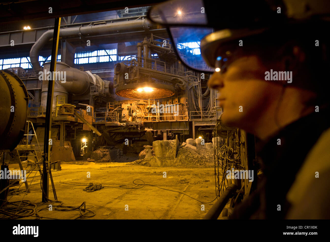 Lavoratore in piedi nella fucina di acciaio Foto Stock