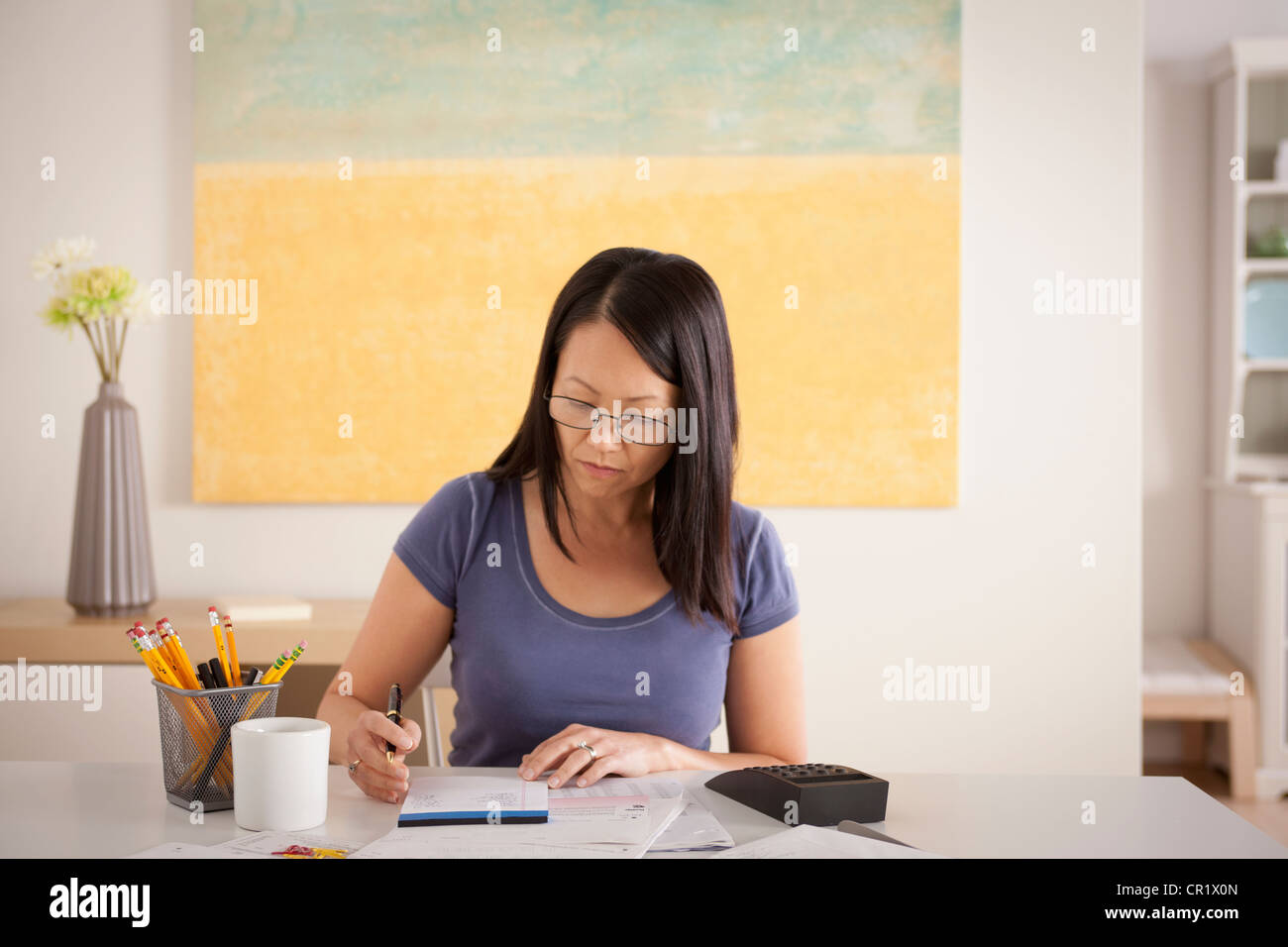 Stati Uniti, California, Los Angeles, Donna facendo di documenti cartacei Foto Stock