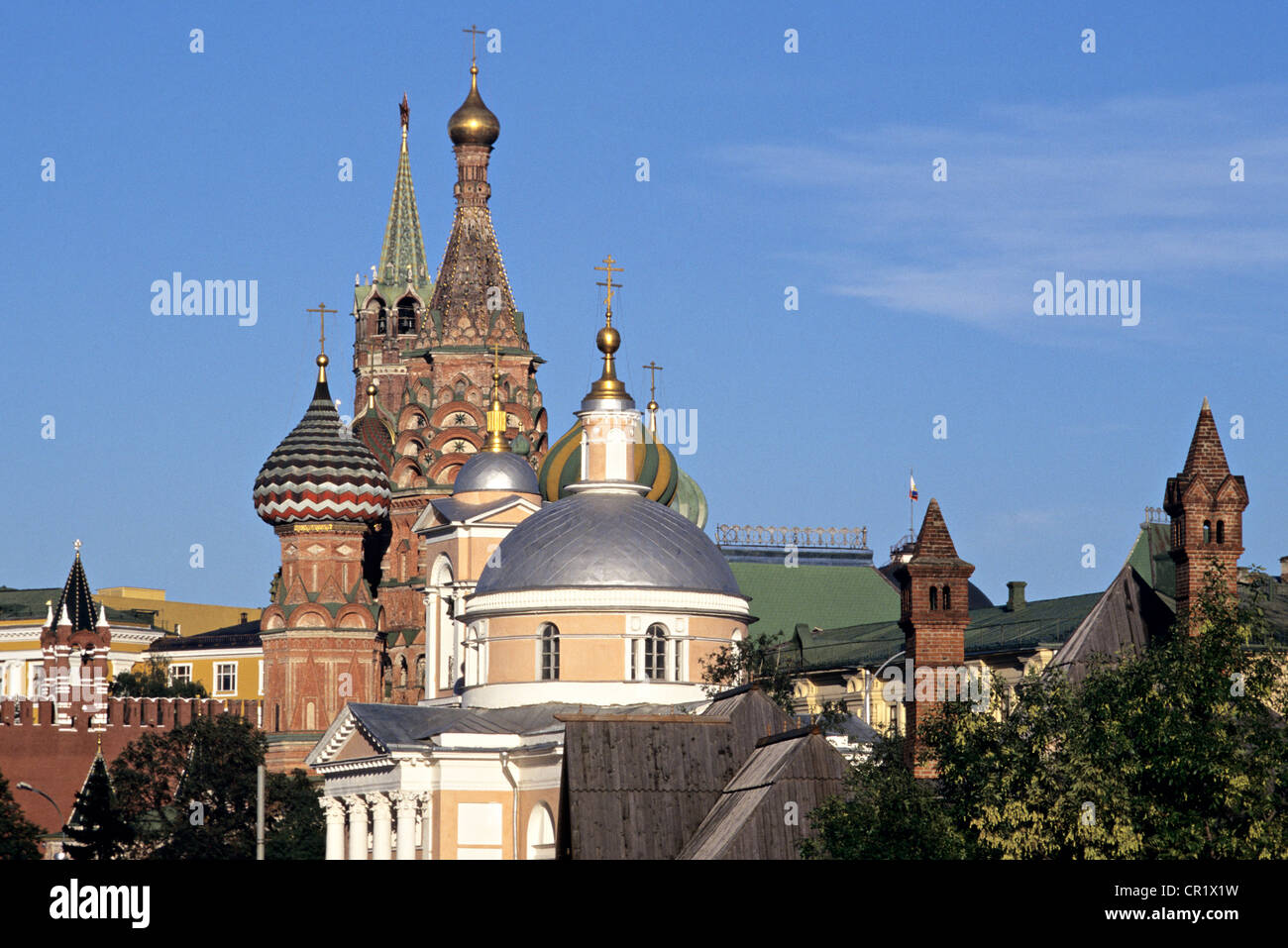 La Russia, Mosca, tetti di Varvaka street e la Cattedrale di San Basilio sulla Piazza Rossa in background, patrimonio mondiale dell UNESCO Foto Stock