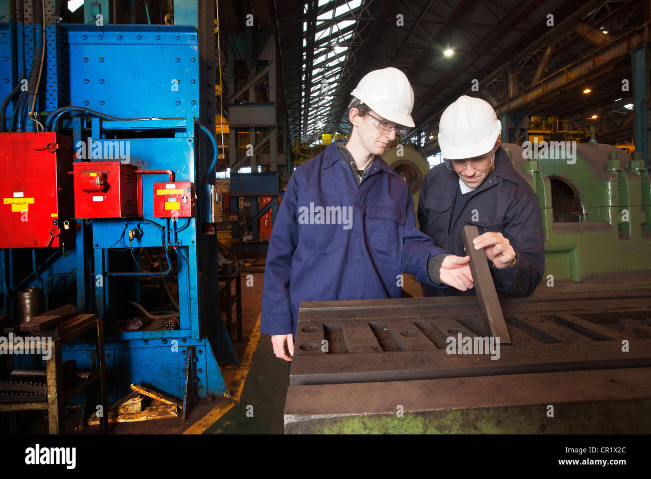 Lavoratori esame di metallo nella fucina di acciaio Foto Stock