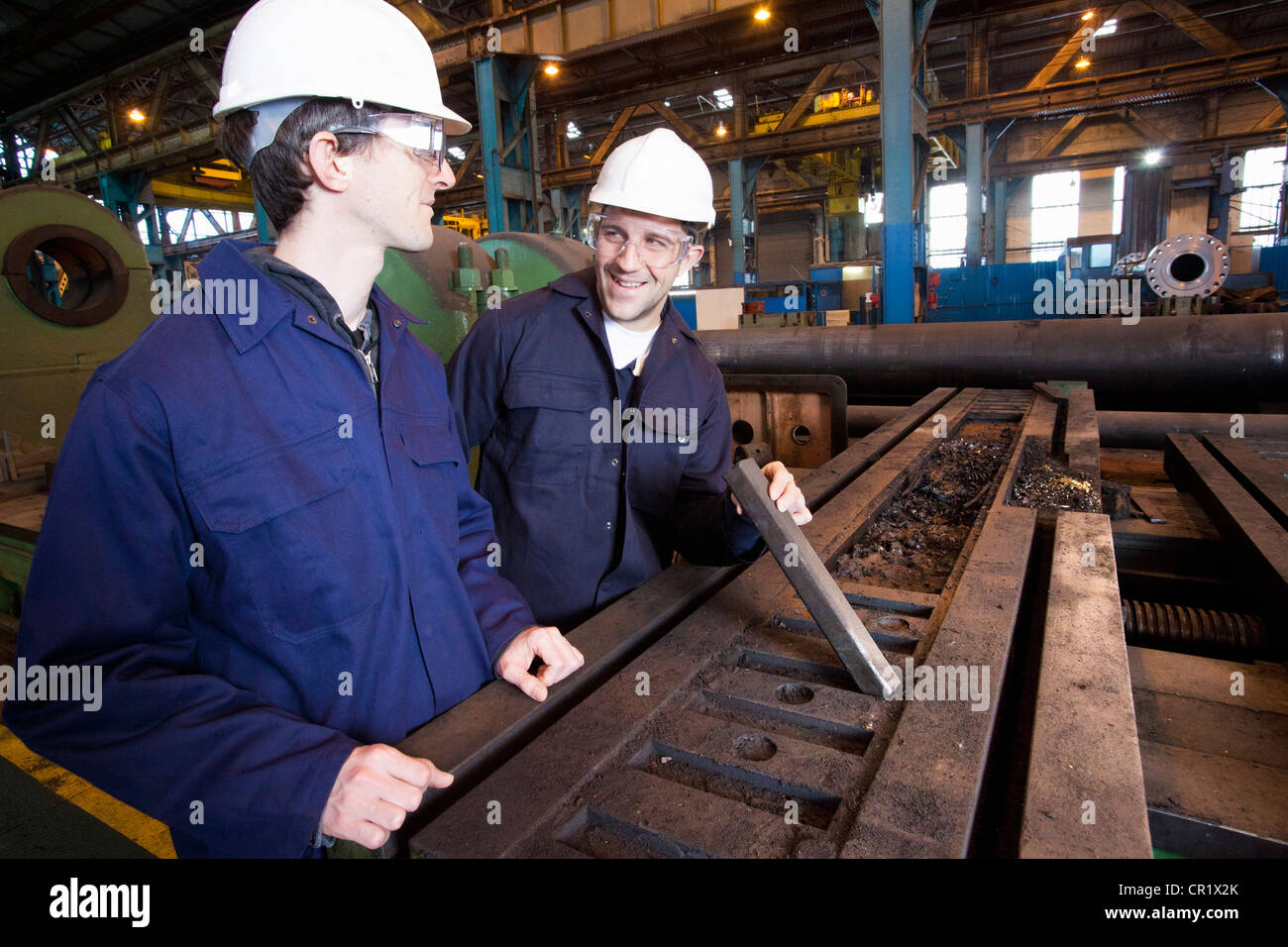 Lavoratori esame di metallo nella fucina di acciaio Foto Stock