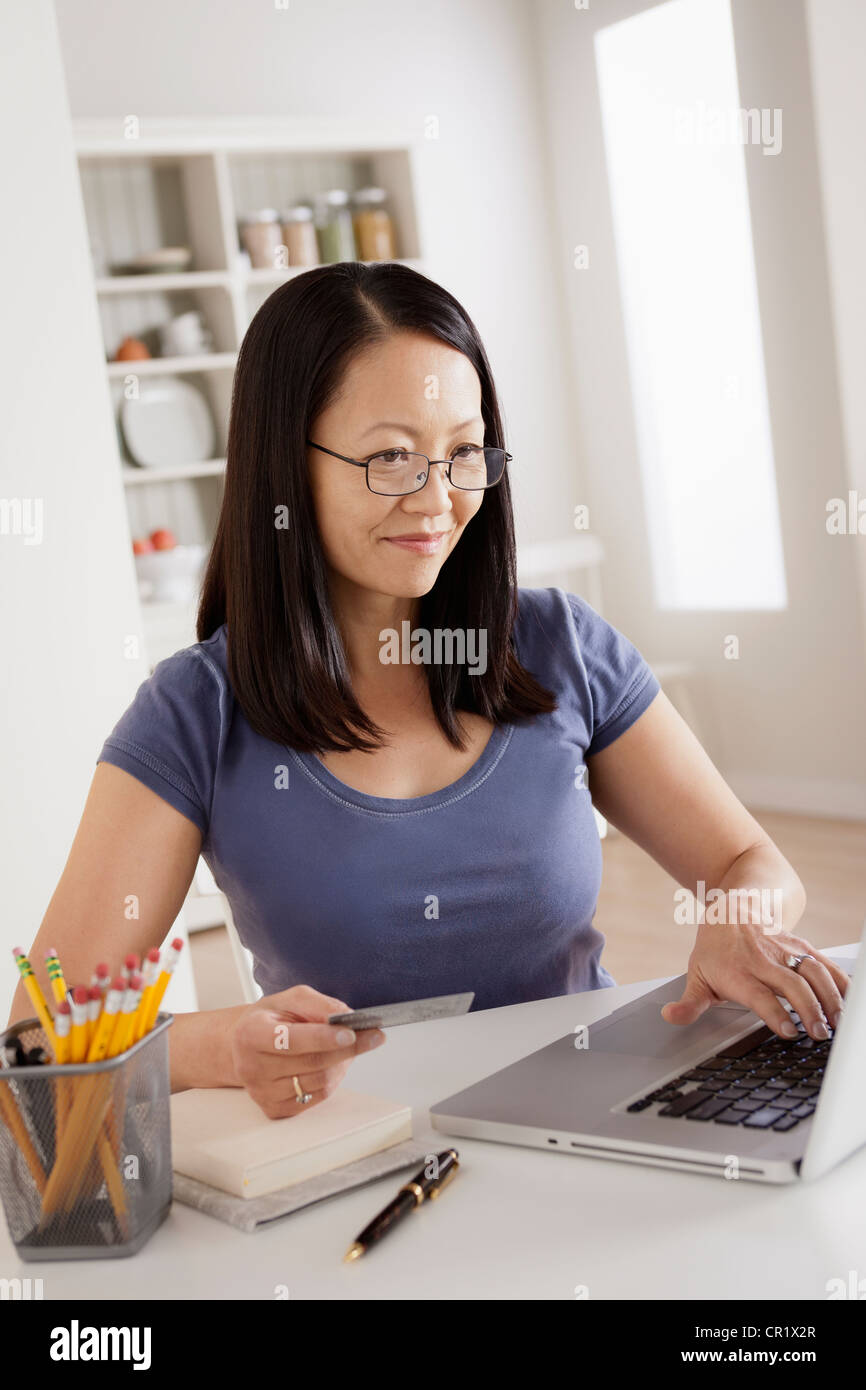Stati Uniti, California, Los Angeles, donna shopping online da casa Foto Stock