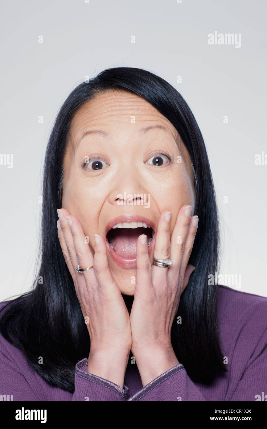 Studio ritratto di donna matura urlando Foto Stock