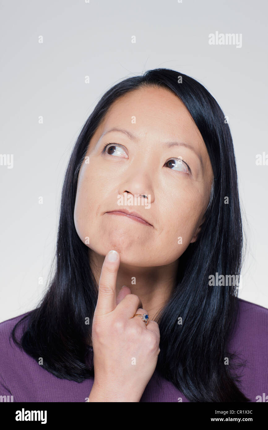 Studio ritratto di donna matura cercando Foto Stock