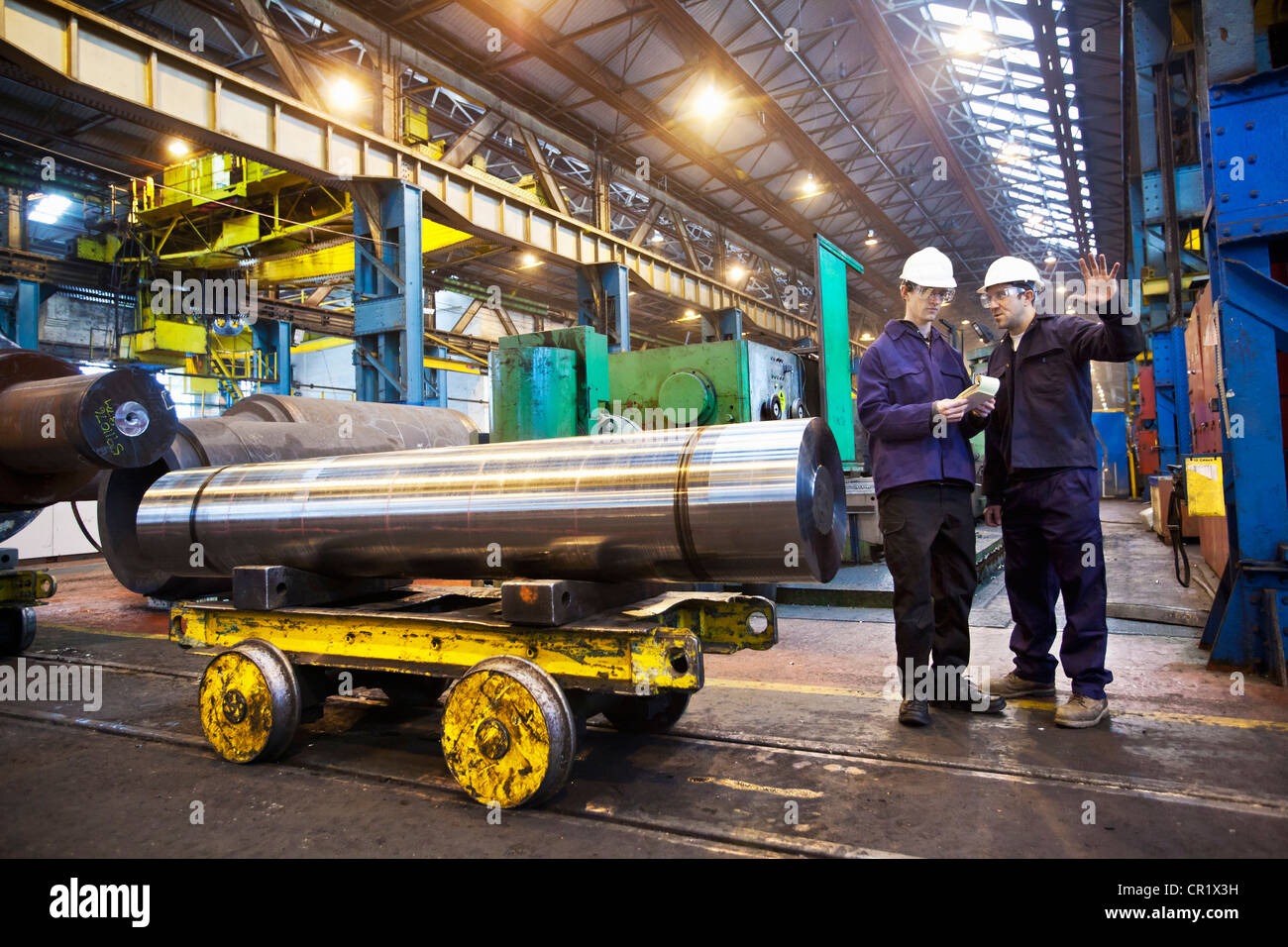 Lavoratori parlando in acciaio forge Foto Stock