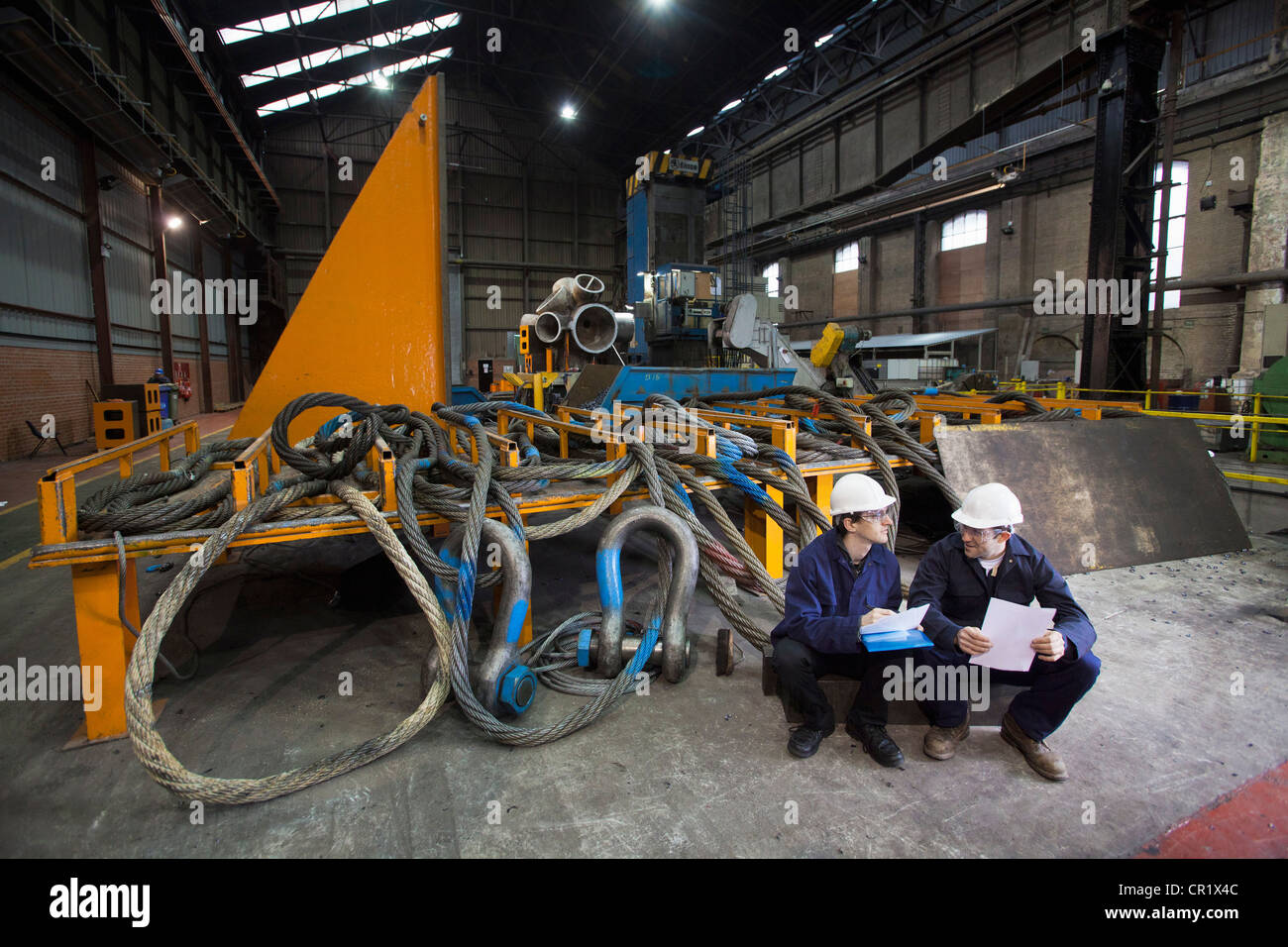 Lavoratori parlando in acciaio forge Foto Stock