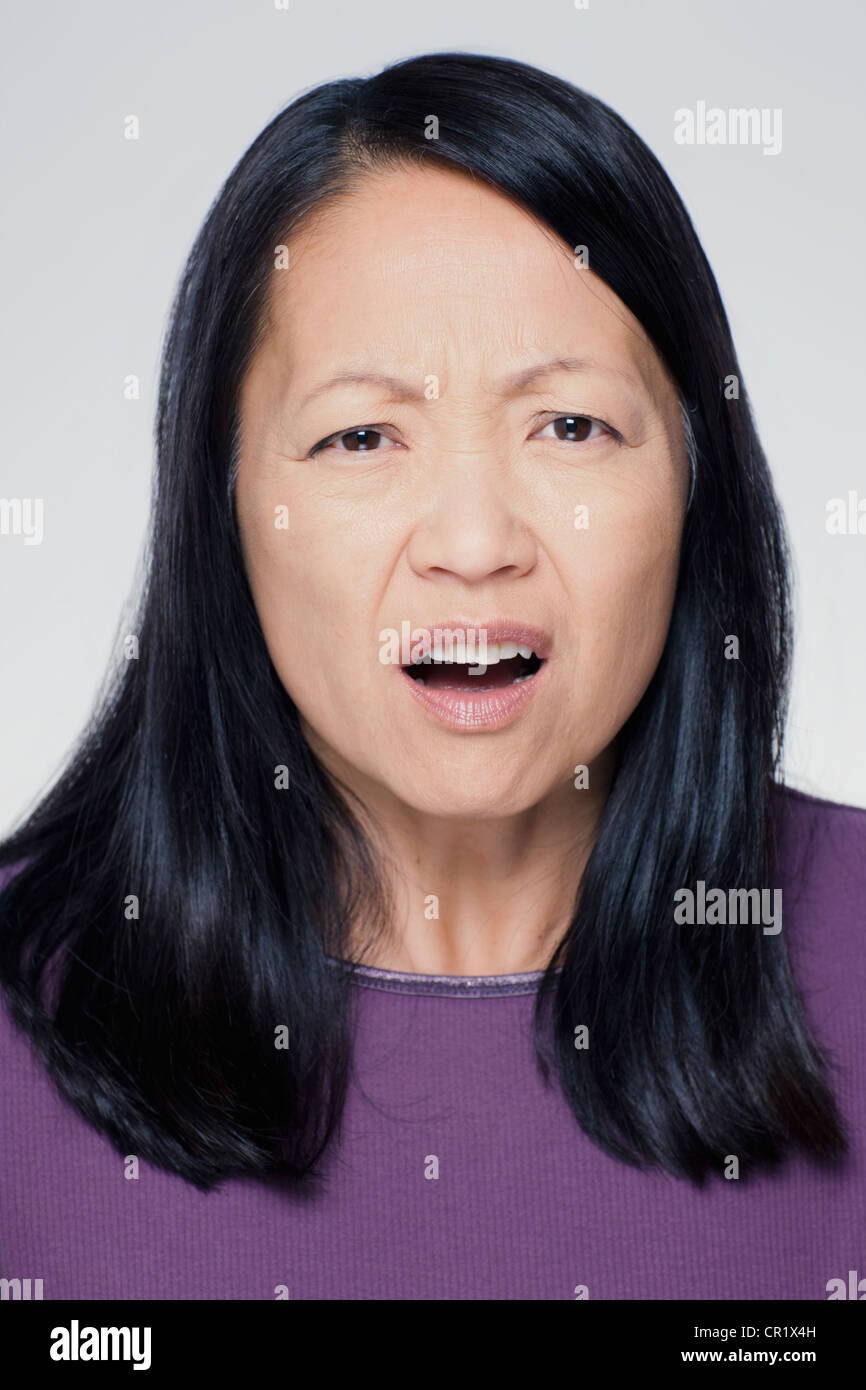 Studio ritratto di donna matura con espressione facciale Foto Stock