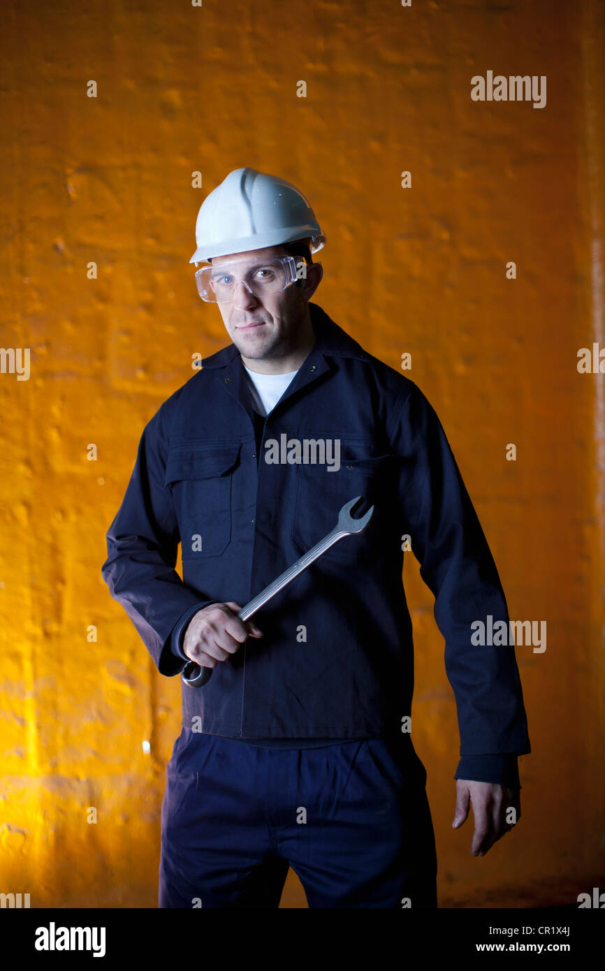 Lavoratore tenendo la chiave in acciaio forge Foto Stock