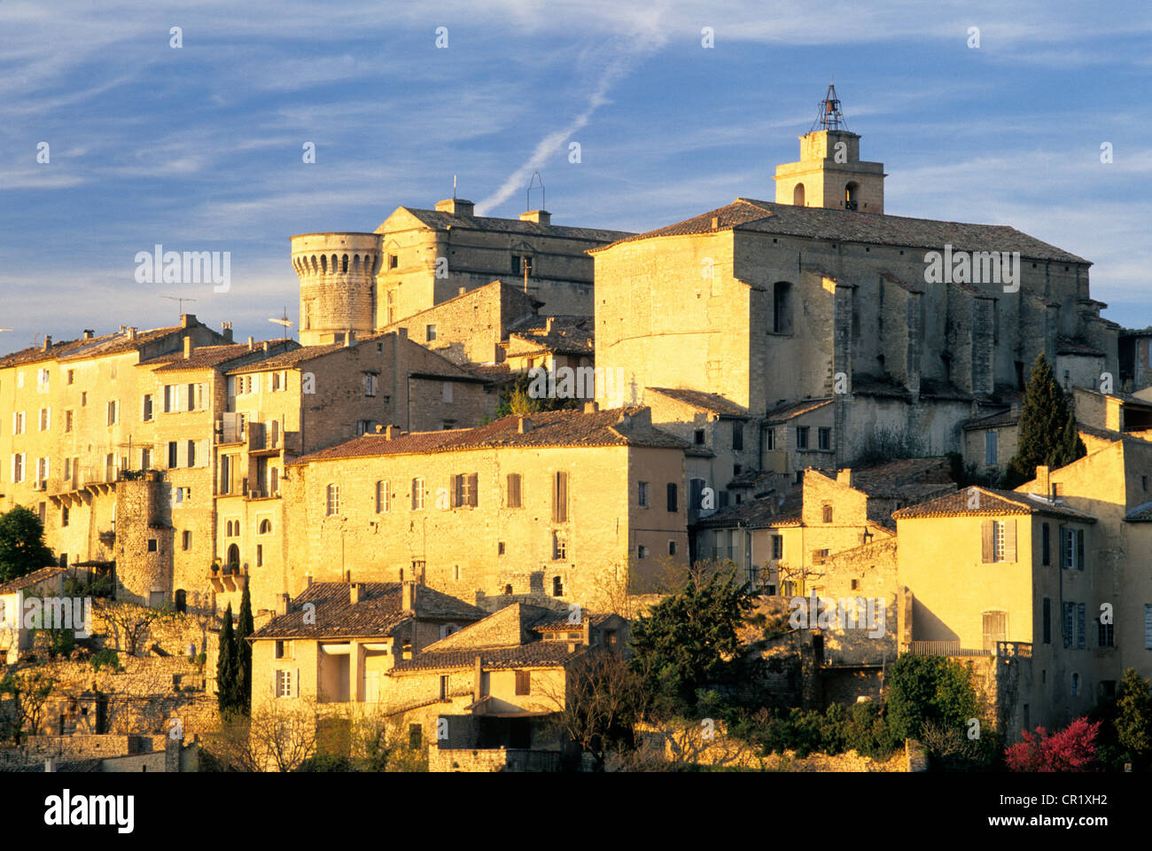 Francia, Vaucluse, Luberon, appollaiato villaggio di Gordes, etichettati Les Plus Beaux Villages de France (i più bei villaggi Foto Stock