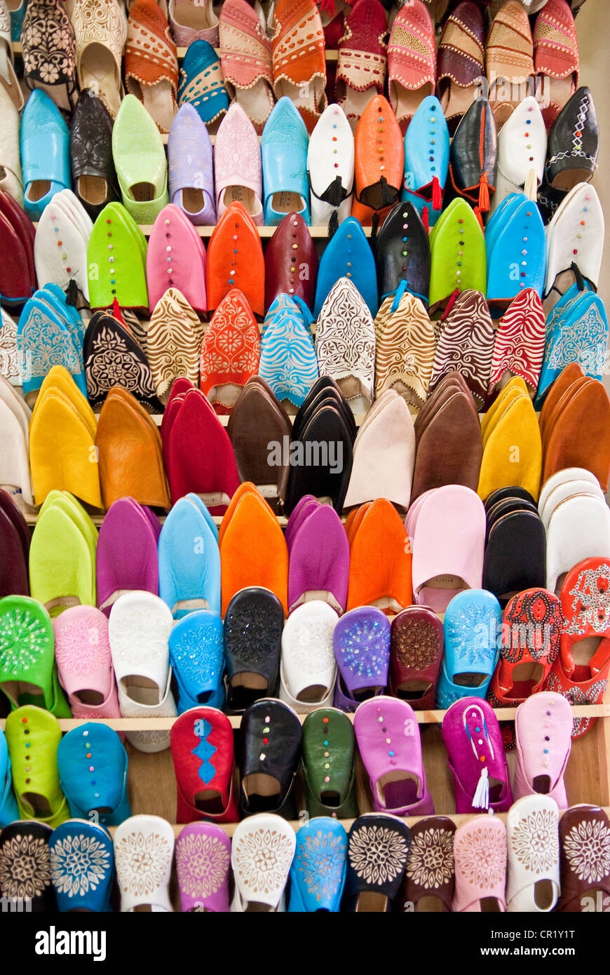Il Marocco, Alto Atlante, Marrakech vecchia città imperiale elencati come Patrimonio Mondiale dell'UNESCO, applique tipiche calzature locale nel Foto Stock