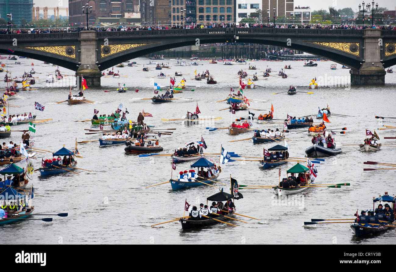 Parte della flottiglia che è andato lungo il Tamigi da Battersea Bridge per celebrare il Giubileo di Diamante Foto Stock