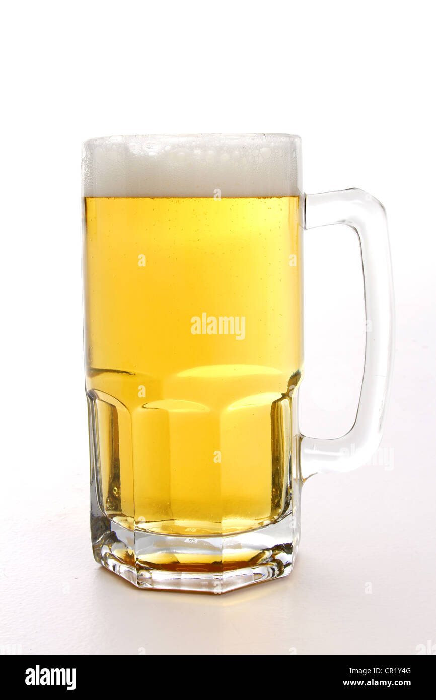 Un alto boccale di birra su sfondo bianco Foto Stock