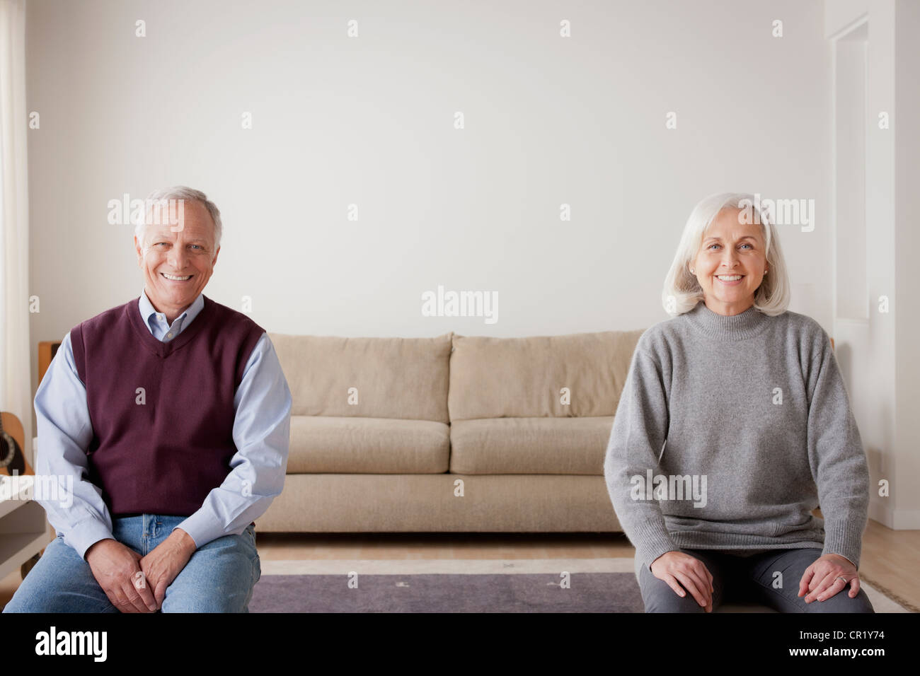 Stati Uniti, California, Los Angeles, Ritratto di coppia senior seduto sul divano Foto Stock