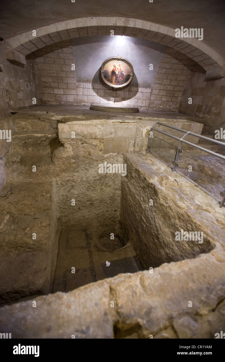 Antico Pozzo, bagno rituale e mosaici pavimentali nella cripta della chiesa di San Giuseppe di Nazaret, Israele Foto Stock