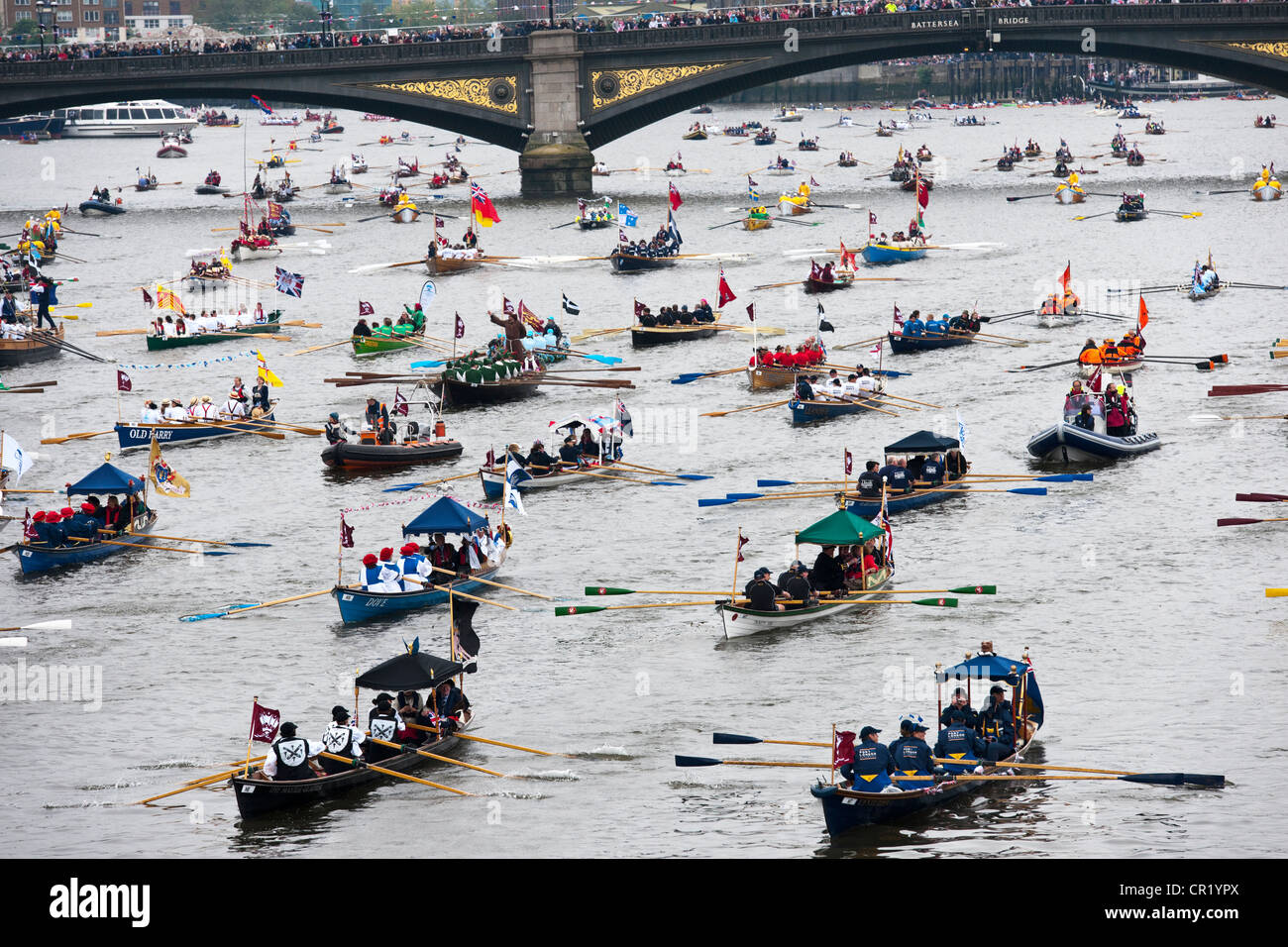 Parte della flottiglia che è andato lungo il Tamigi da Battersea Bridge per celebrare il Giubileo di Diamante Foto Stock