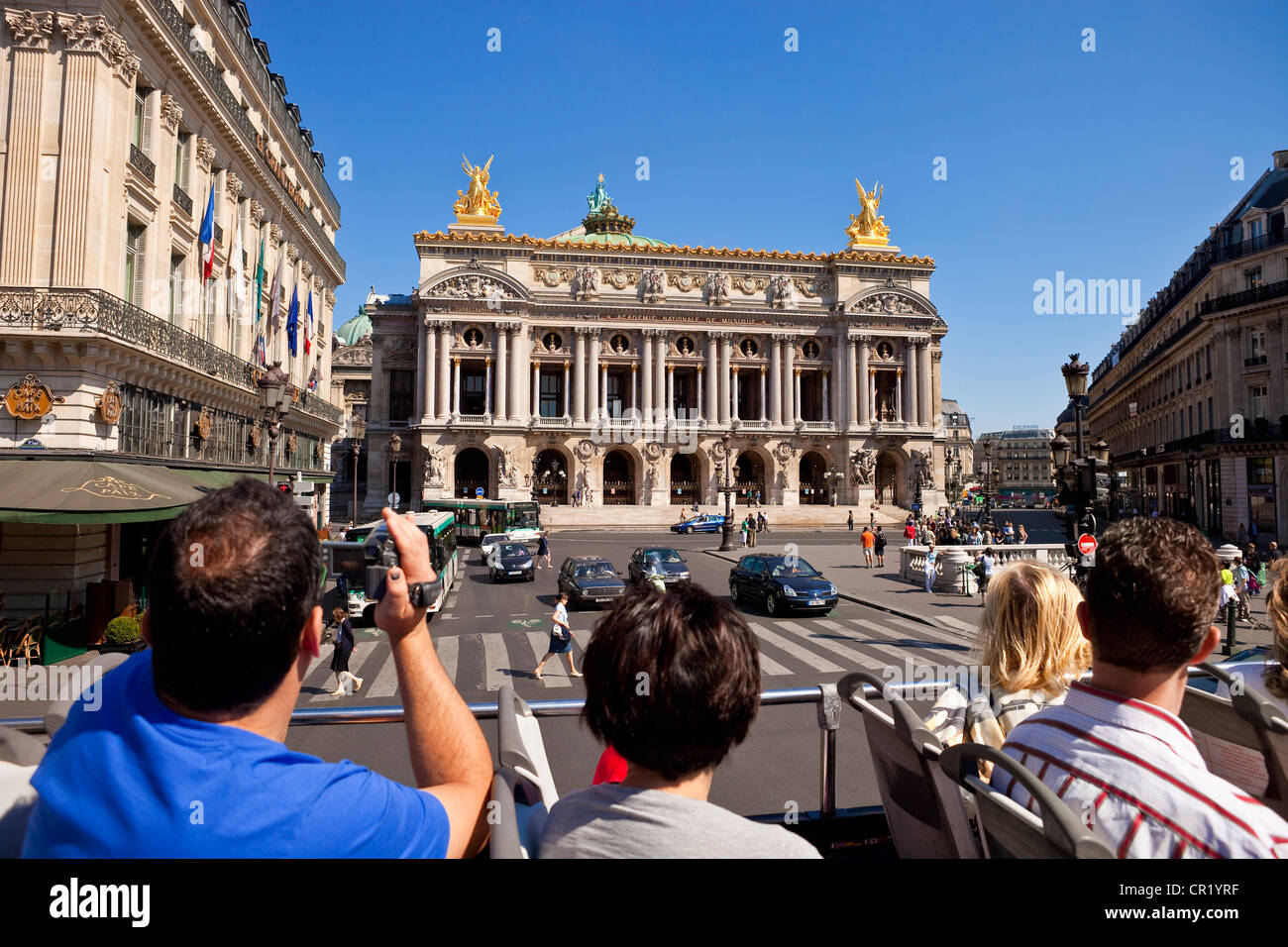 Francia, Parigi, viaggio turistico sul double decker bus, passando di fronte all Opera Garnier Foto Stock
