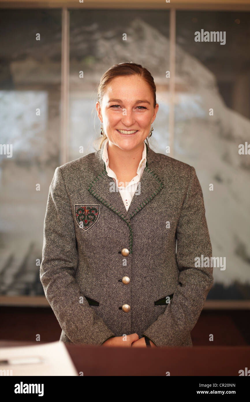 Hotel concierge permanente al desk Foto Stock