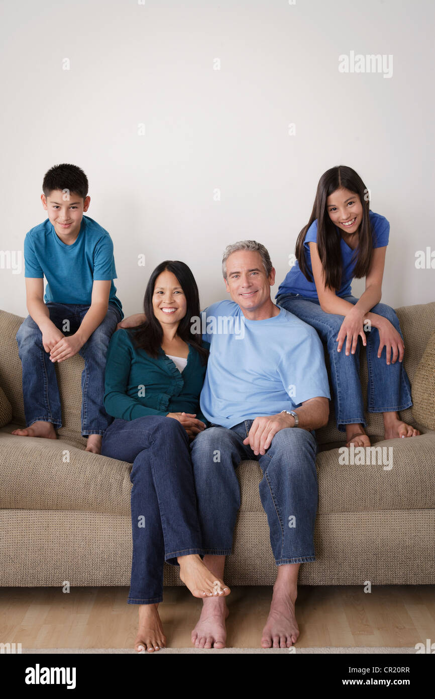 Stati Uniti, California, Los Angeles, Padre con bambini abbracciando sul divano Foto Stock