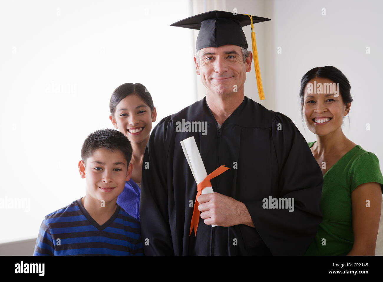 Stati Uniti, California, Los Angeles, Famiglia celebra il padre la graduazione Foto Stock