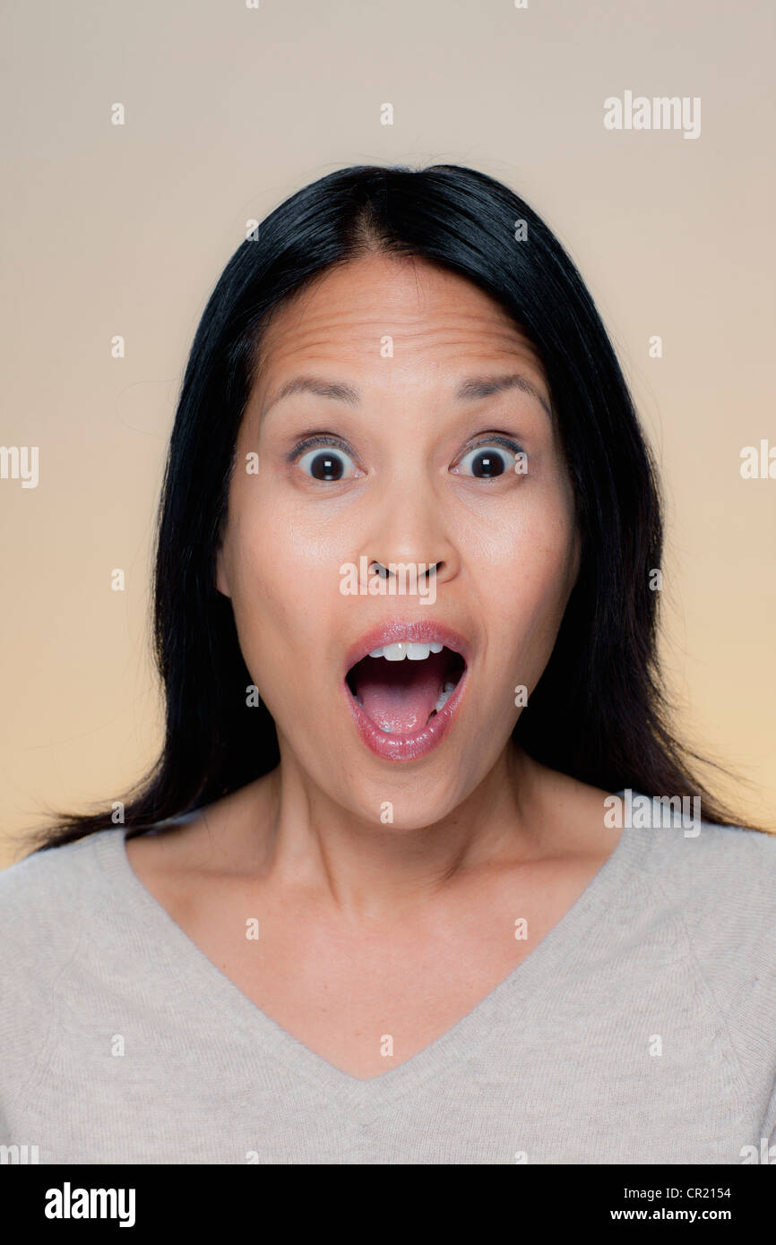 Ritratto di donna con espressione stupita Foto Stock