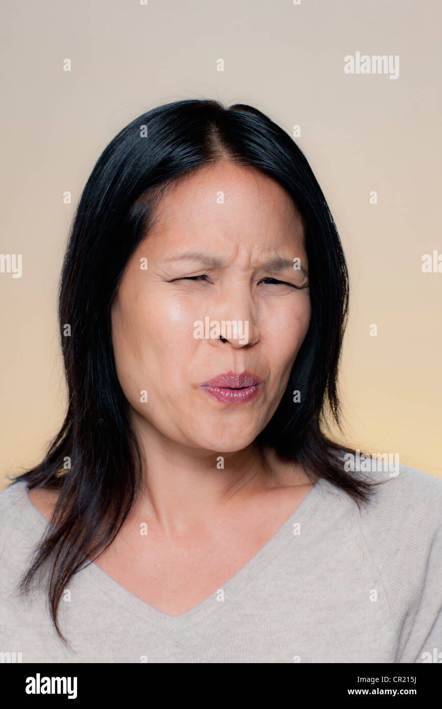 Ritratto di donna con espressione disgustata Foto Stock