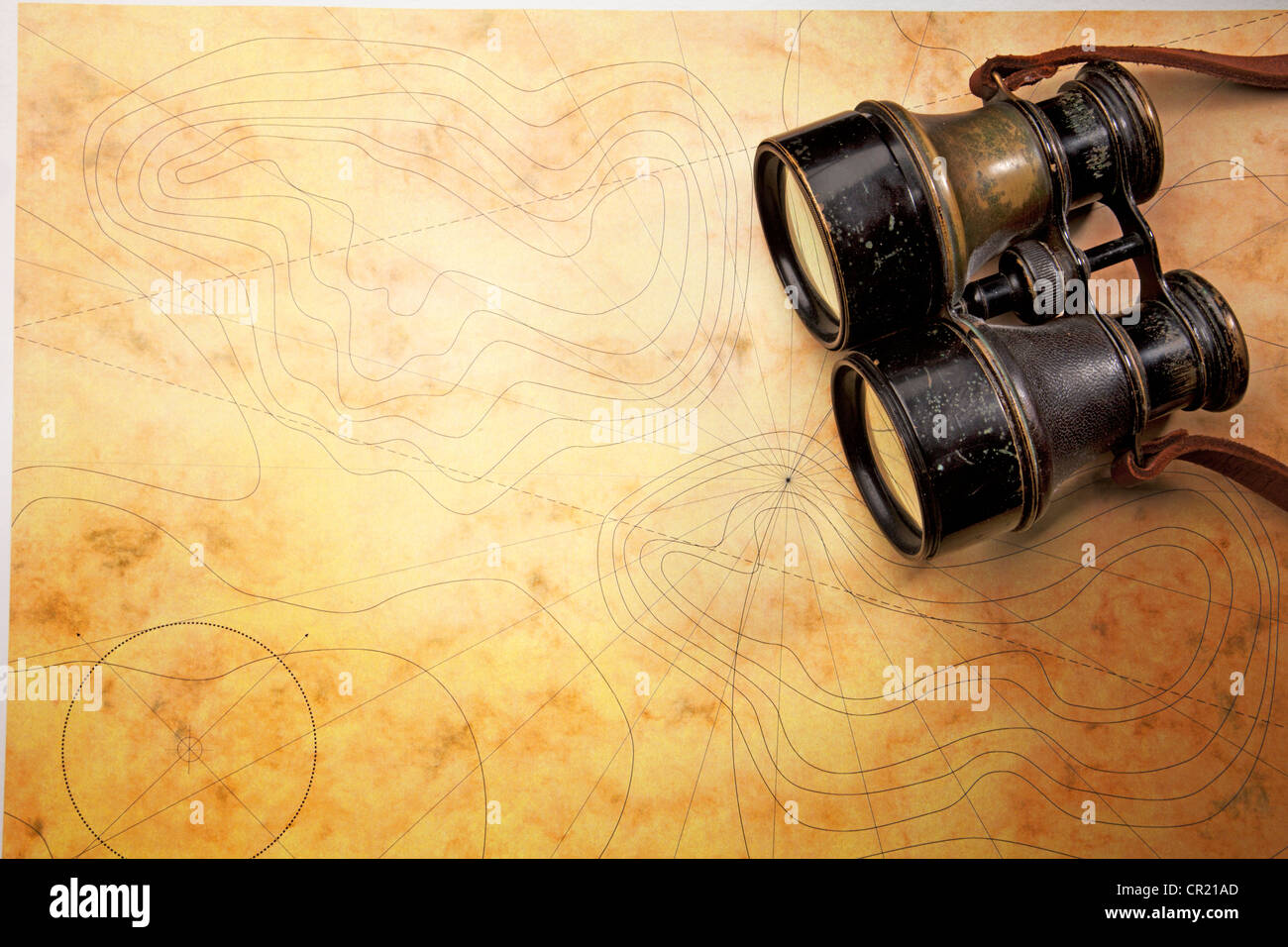 Close-up di un binocolo la mappa vecchia Foto Stock