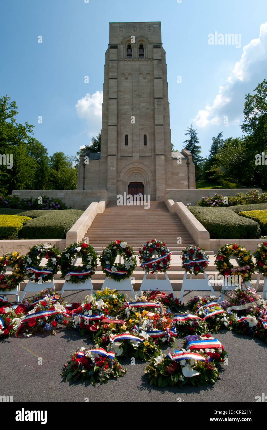 Ghirlande di fronte Aisne-Marne American Memorial, Francia Foto Stock