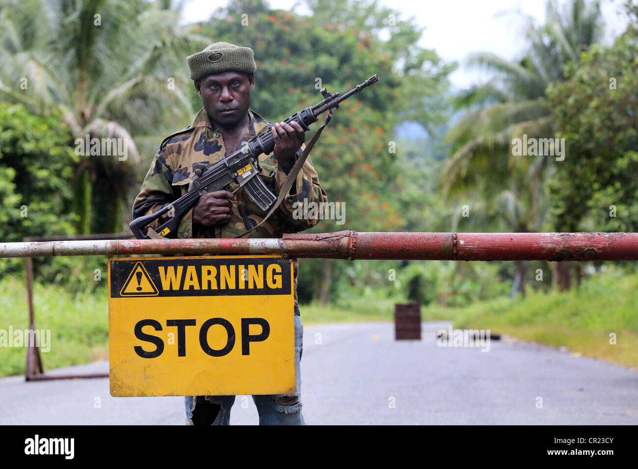 Armati militanti reggiseno a sorvegliare la strada a Panguna miniera di rame sull'isola della regione autonoma di Bougainville, PNG Foto Stock