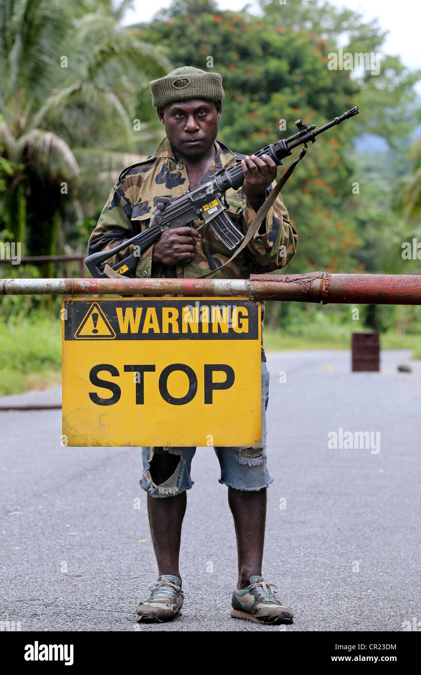 Armati militanti reggiseno a sorvegliare la strada a Panguna miniera di rame sull'isola della regione autonoma di Bougainville, PNG Foto Stock