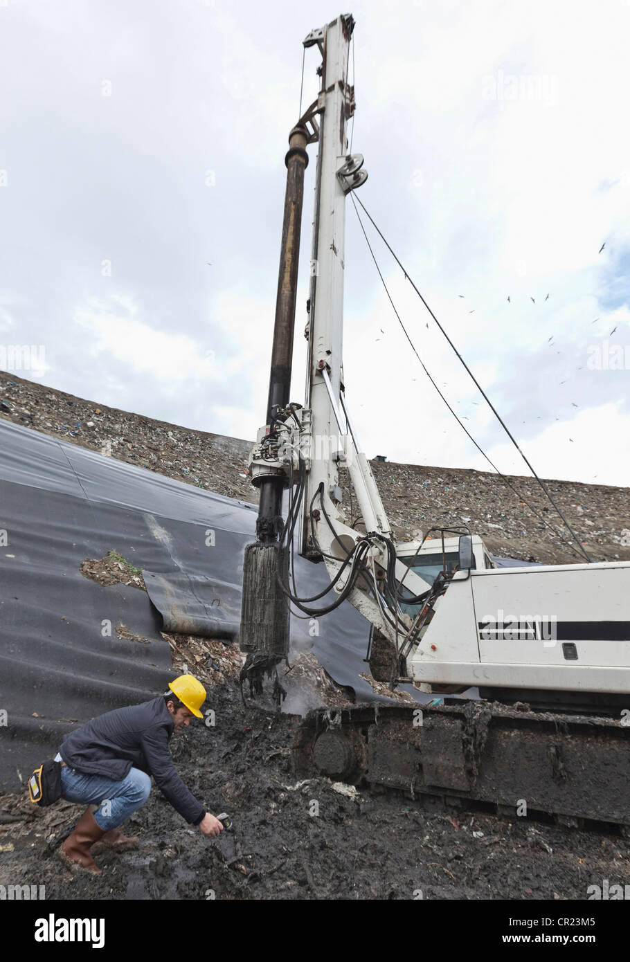 Lavoratore a garbage collection center Foto Stock