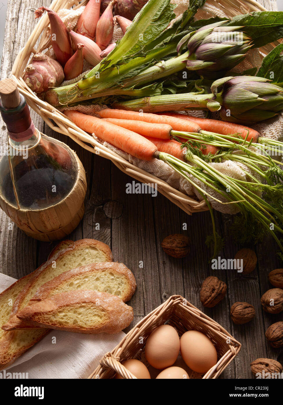 Cesto di verdure, uova e pane Foto Stock