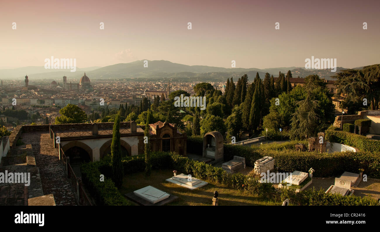 Vista aerea di tombe nel cimitero Foto Stock