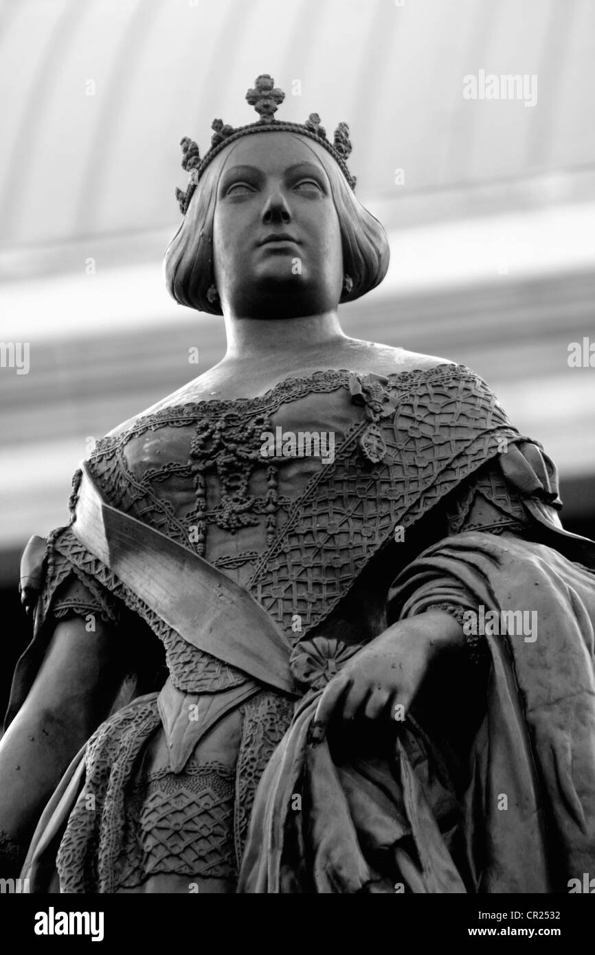 Statua di Isabel II regina di Spagna (10. Ottobre 1830 - 10. Aprile 1904) che è collocato sulla Plaza de Isabel II a Madrid, Spagna. Foto Stock