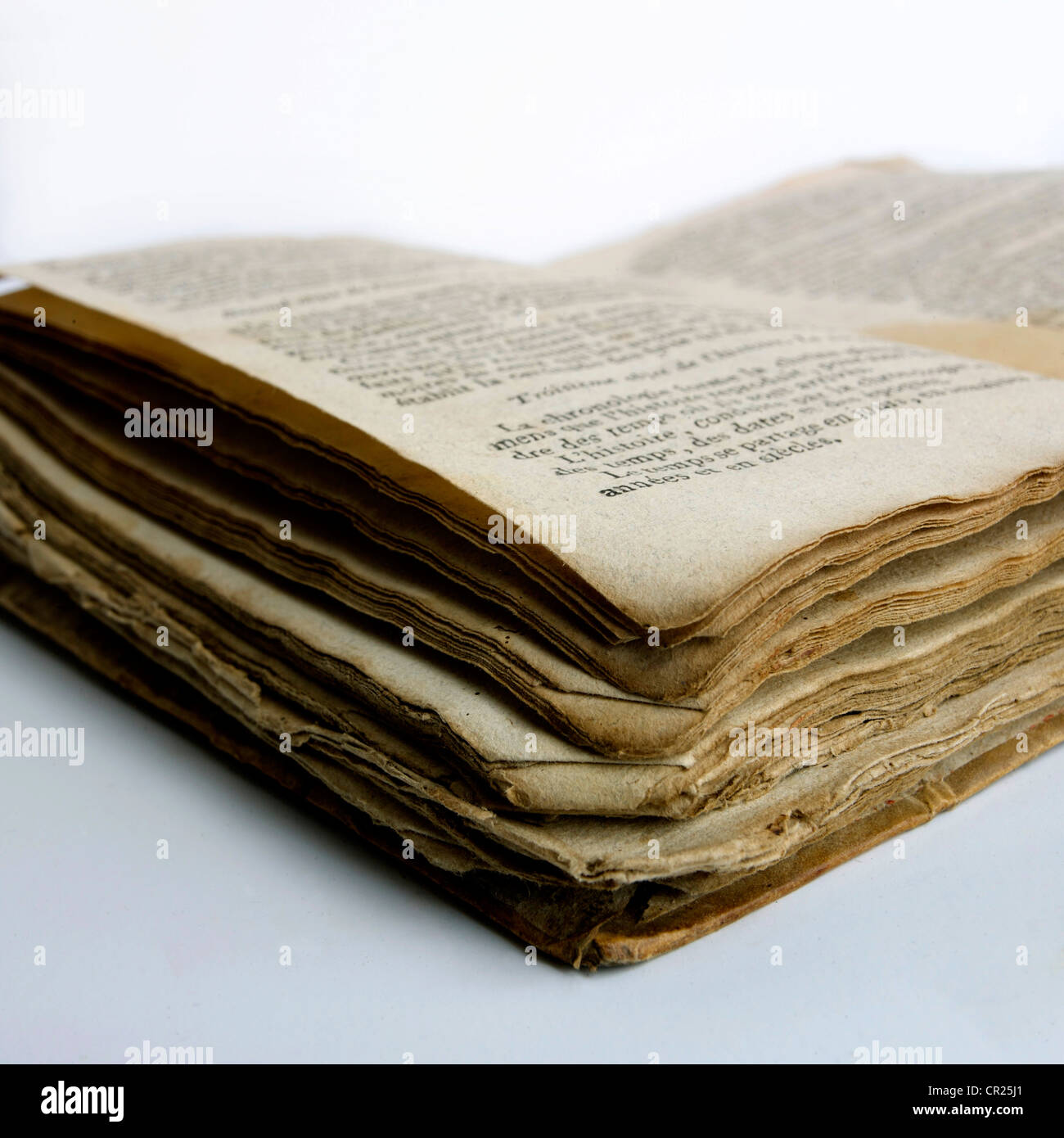 Vecchio libro con pagine ingiallite e dorso usurato che mostra la storia e l'età Foto Stock