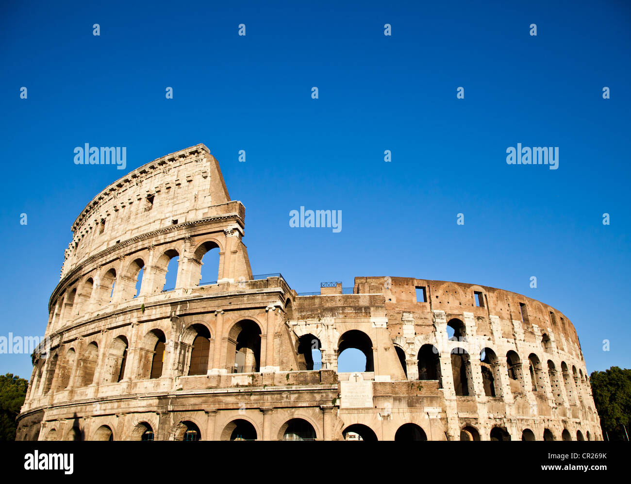 Colosseo a Roma con il cielo blu, il punto di riferimento della città Foto Stock