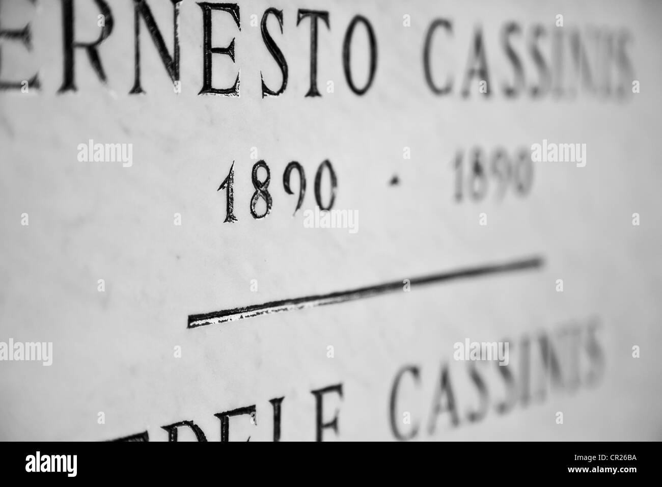 Vecchia lapide nel cimitero italiano con la nascita e la morte date Foto Stock