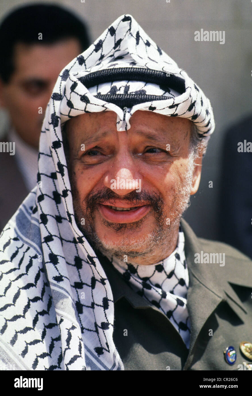 Il presidente palestinese Yasser Arafat poco dopo essere sopravvissuto ad un algerino incidente aereo nel deserto libico nel 1992, al Cairo. Foto Stock