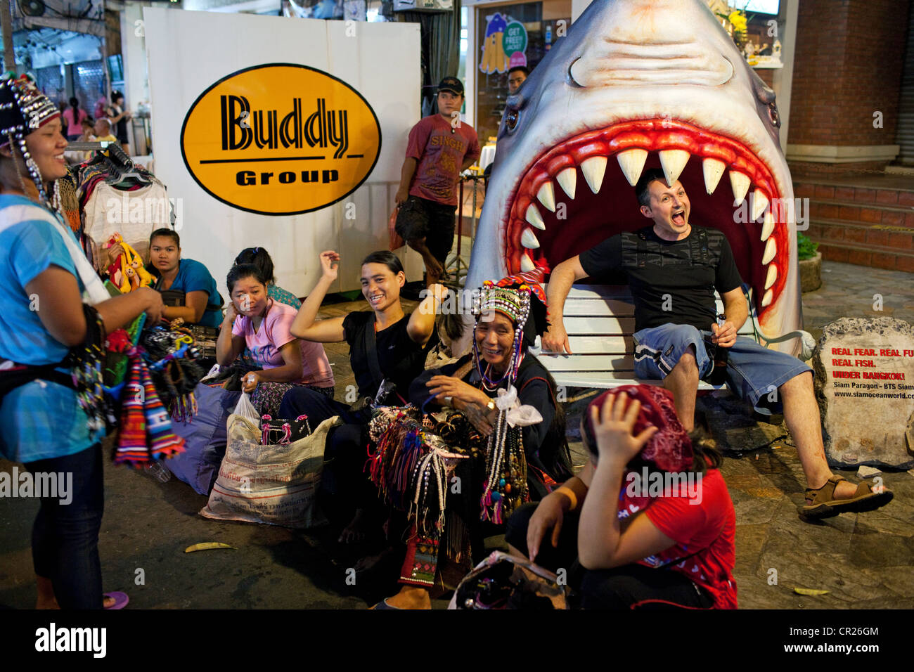 I turisti stranieri e i venditori di souvenir a Khao San Road, Bangkok, Thailandia. Foto Stock