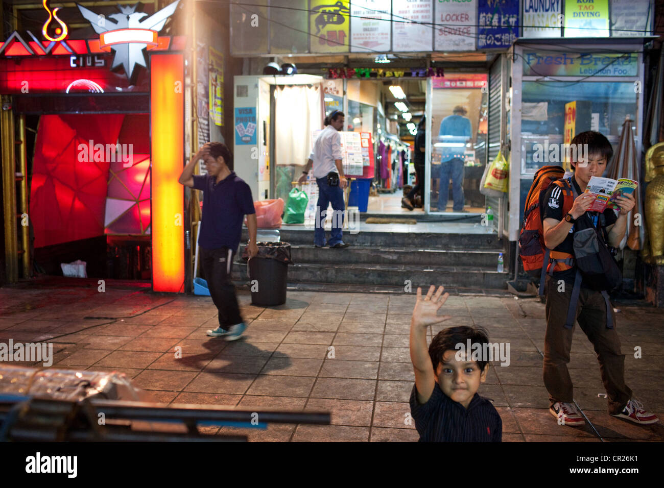 Un asiatico backpacker turistico con una mappa di Khao San Road di Bangkok, Tailandia. Foto Stock