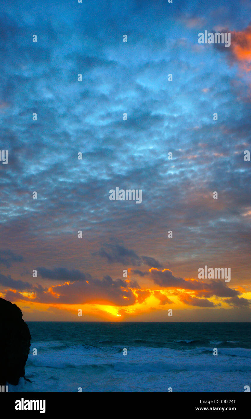 Tramonto a cappella Porth, Nr St. Agnes, North Cornwall. Foto Stock