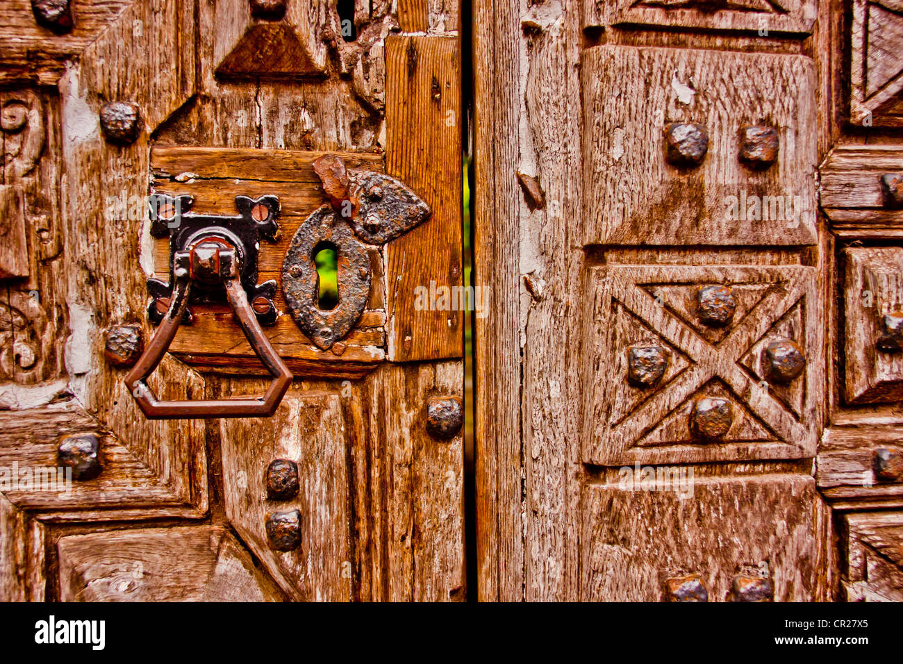 Solida quercia disco intagliato e decorato complessamente porta, pensato per essere più di 300 anni. Foto Stock